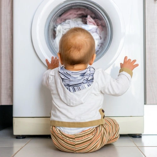 baby in front of washing machine WashiePad